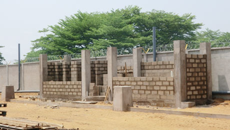 Bloc toilettes, cantine et support des containeurs en béton armé